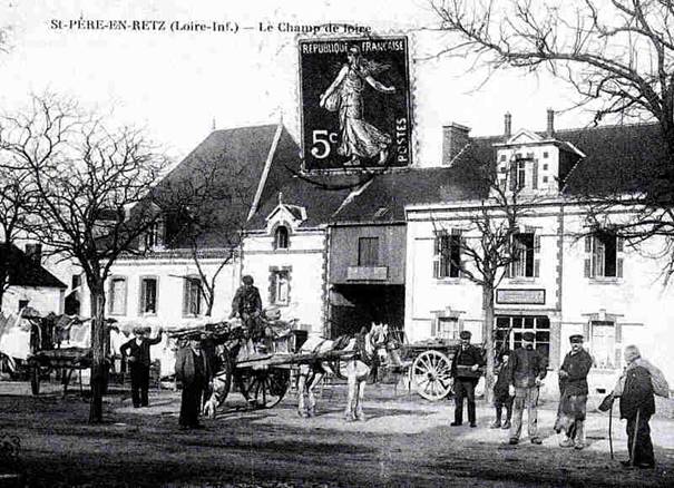 Place du Champ de foire de Saint-Père-en-Retz vers 1930, face à la maison Séguineau (coll. J. Charrier)